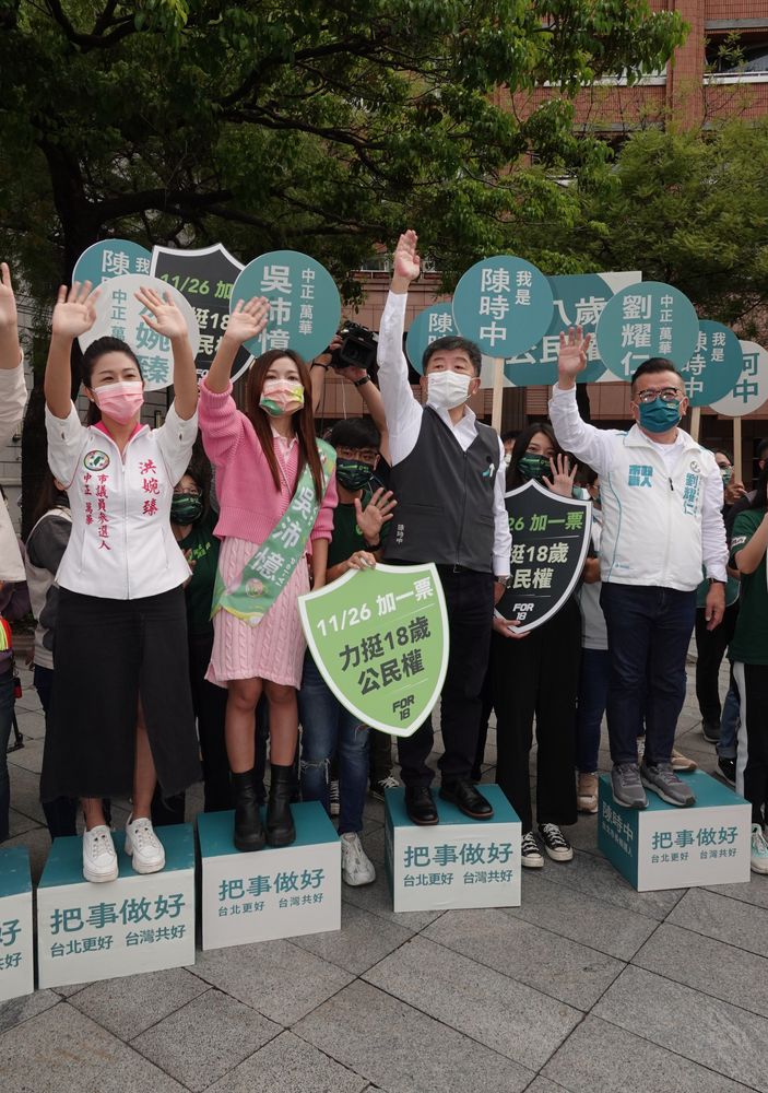 團隊準備寫有參選人姓名的手舉牌。陳德興攝