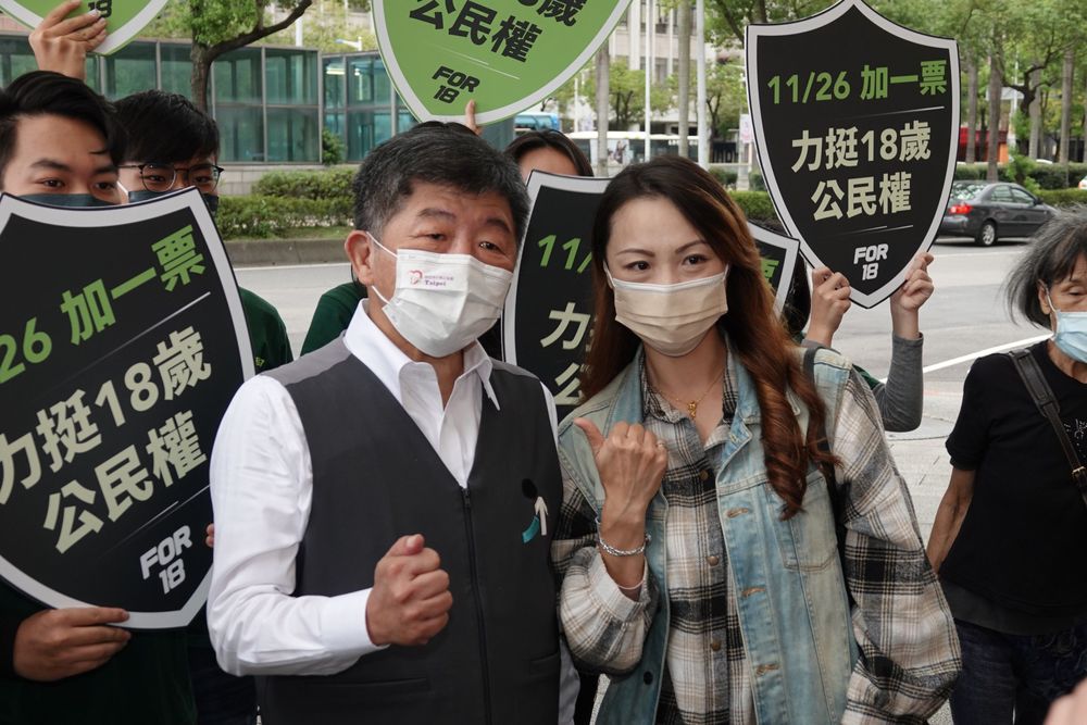 陳時中（前左）的直播流量高，未必全都是支持者。資料照，陳德興攝