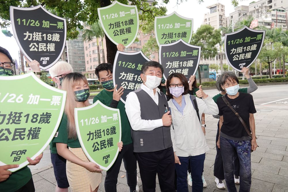 陳時中（前左）與支持者合影。陳德興攝