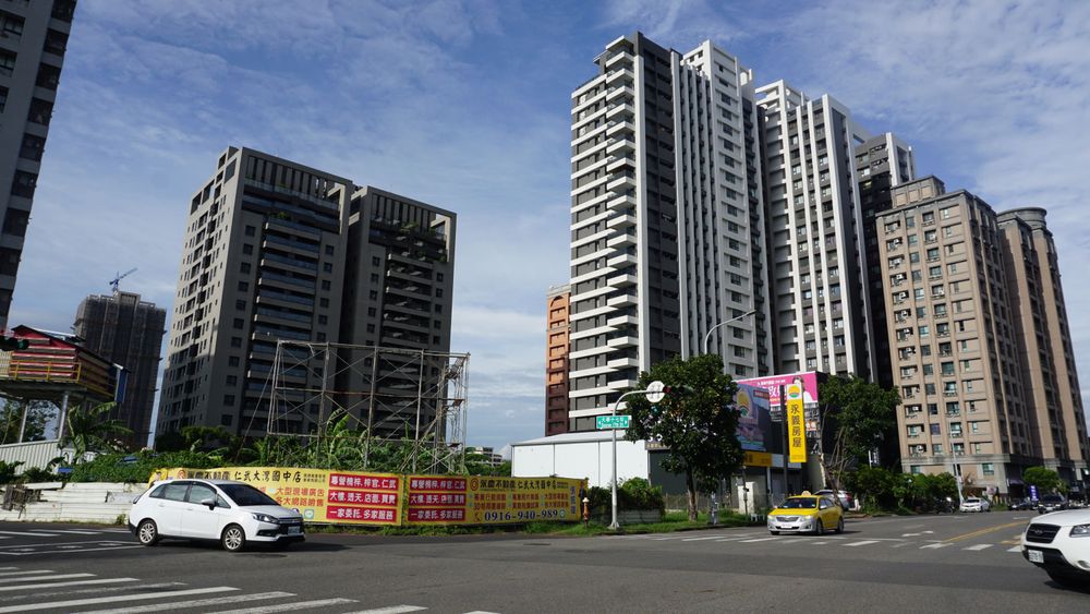 楠梓區高雄大學特區中古屋全面2字頭、新屋則挑戰3字頭成交價。葉家銘攝