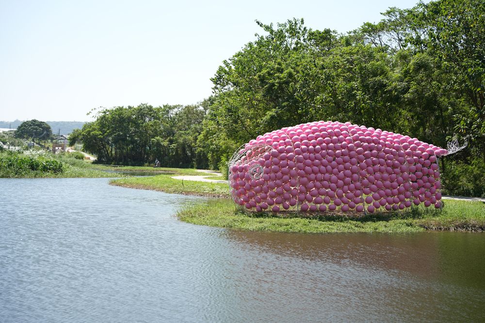 藝術家「羅元鴻」以鋼筋、鐵網與安全帽內保麗龍等素材製作了象徵台灣農民公敵的福壽螺卵「粉紅泡泡」，藉此探討環境議題。黃盈甄攝