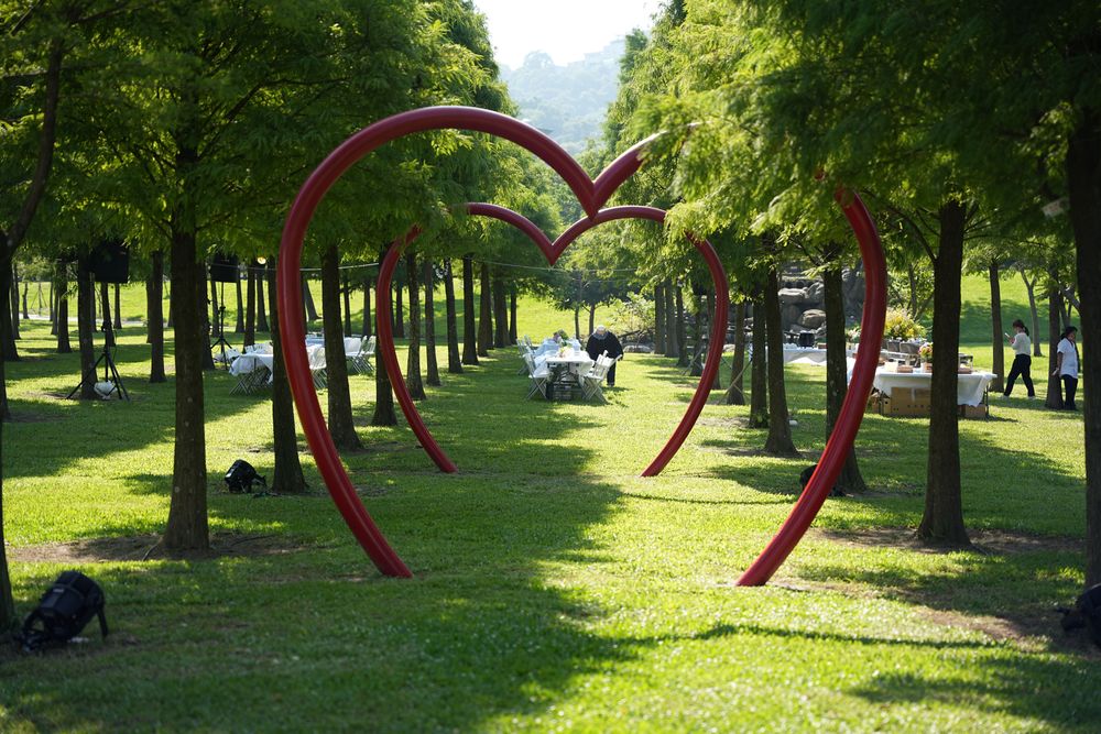 「食地景」活動為地景藝術節招牌特色，每年都獲得熱烈響應，圖為位於「大溪河濱公園落羽松林」開席的「食生態」。黃盈甄攝
