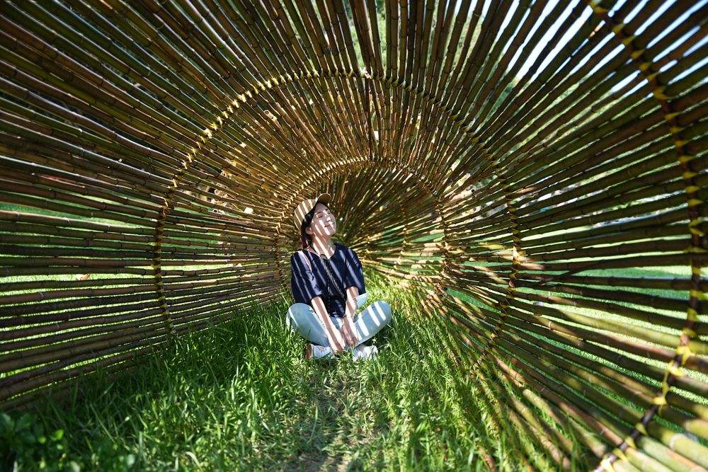 桃園地景藝術節作品多數可讓旅人親近，圖為阿美族藝術家「撒部．噶照」的《來時路》。黃盈甄攝