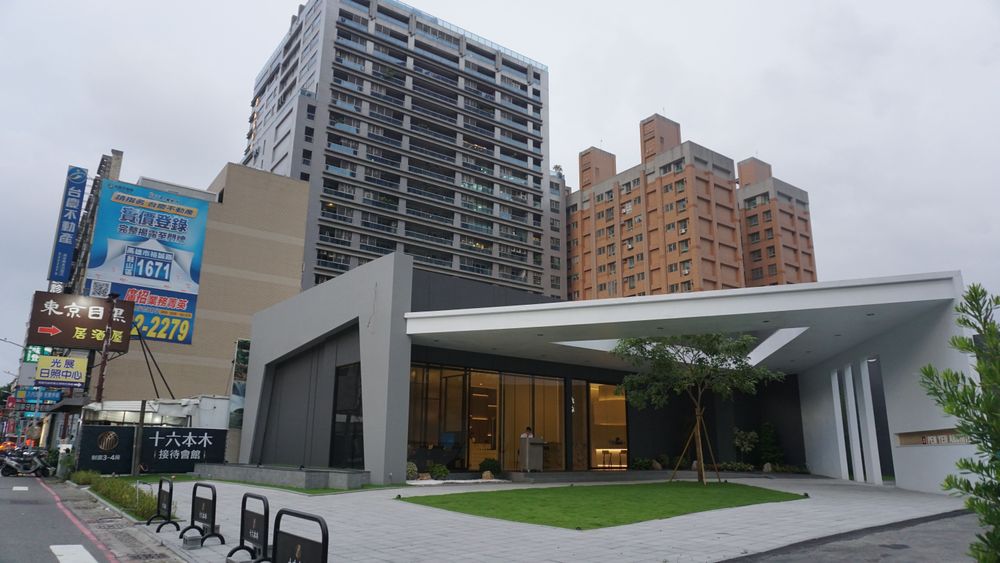 本業建設位於漢神巨蛋商圈大樓預售案「十六本木」，推出自備238萬元起，工程期零付款買4房。葉家銘攝