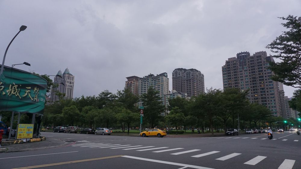 高雄鼓山区农16特区为高市房价最贵区，区段因有百货、捷运与公园，已被塑造为豪宅聚落。叶家铭摄