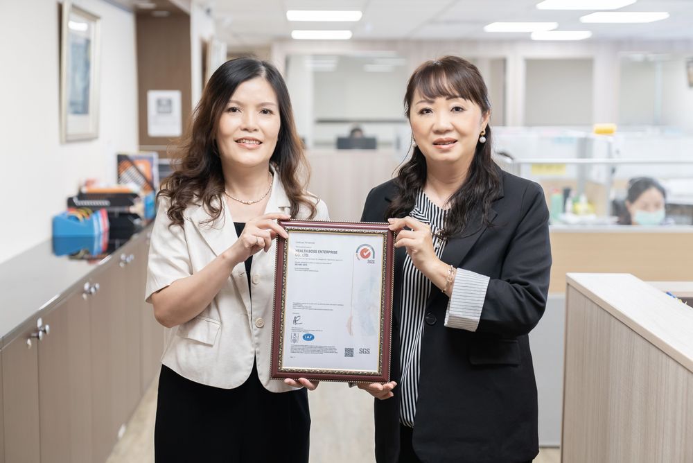 人資經理林沄罄及管理部經理呂素緞對康成志業取得ISO認證與有榮焉