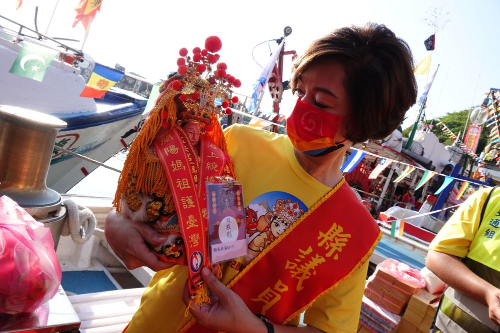 議員黃琤婷手捧媽祖一起出巡。林泊志攝