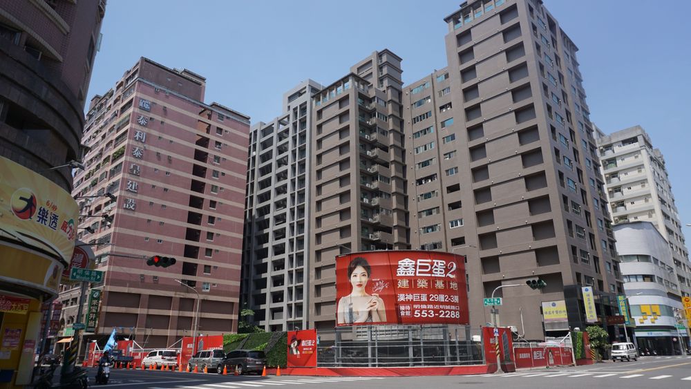 大樓預售案「鑫巨蛋2」實登揭露每坪最高已達46萬元。葉家銘攝