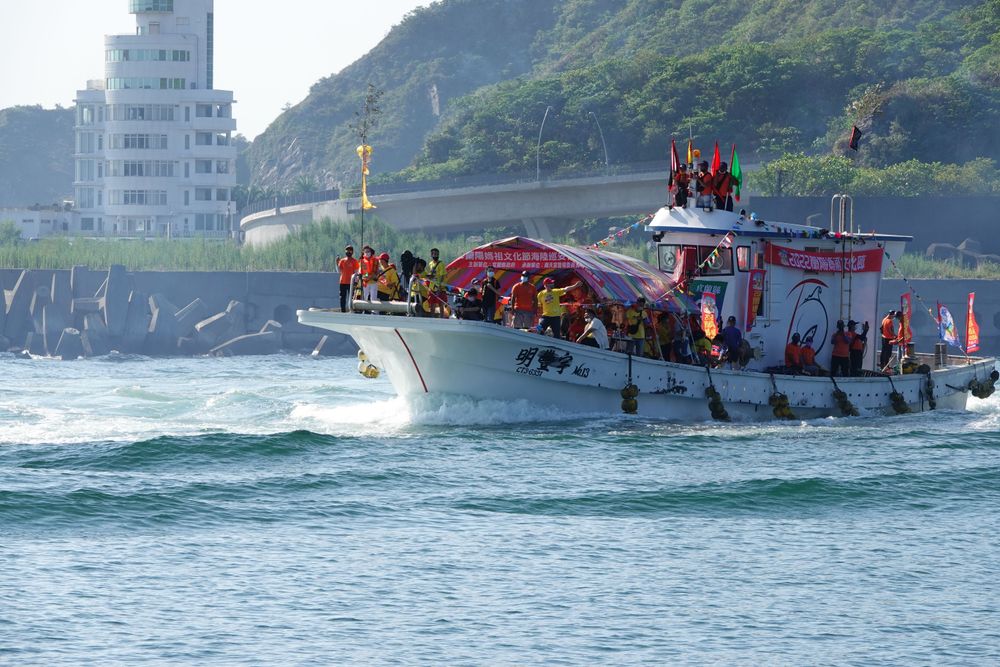 海上遶境總指揮船，宜蘭縣長林姿妙站在船首向參與民眾致意。林泊志攝