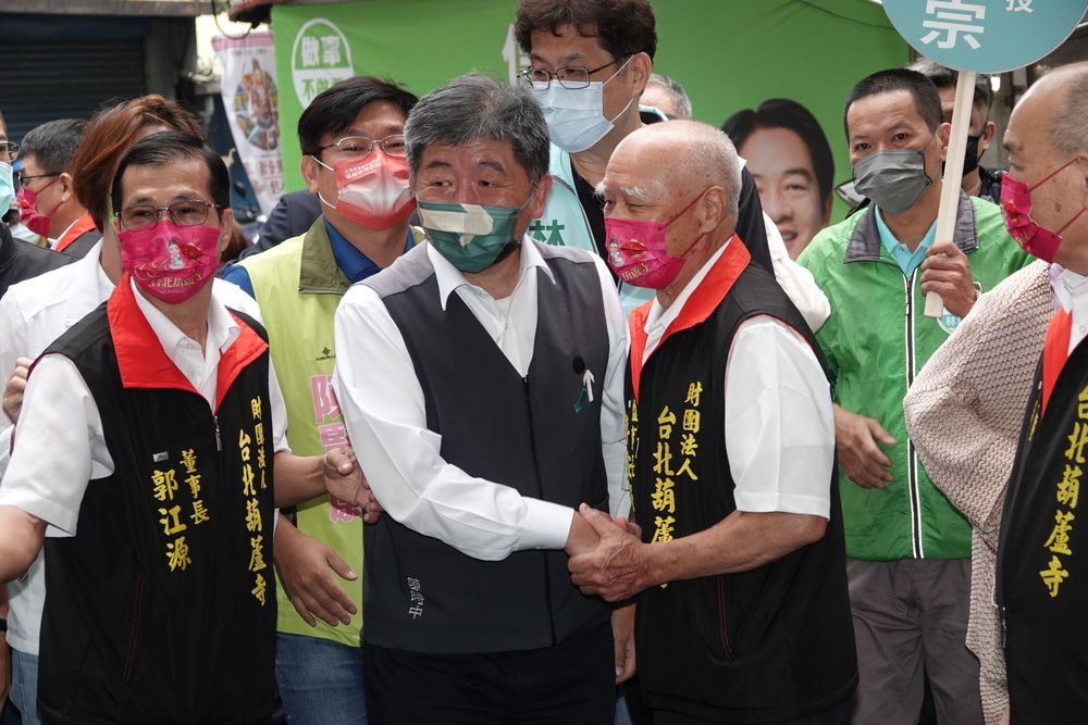 陳時中（中）說要把與在地相關的政見和選民分享。陳德興攝