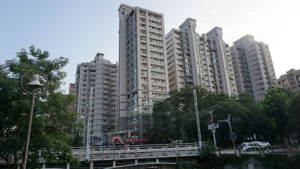 區段不少屋齡超過20年中古屋，房價已站穩2字頭。葉家銘攝