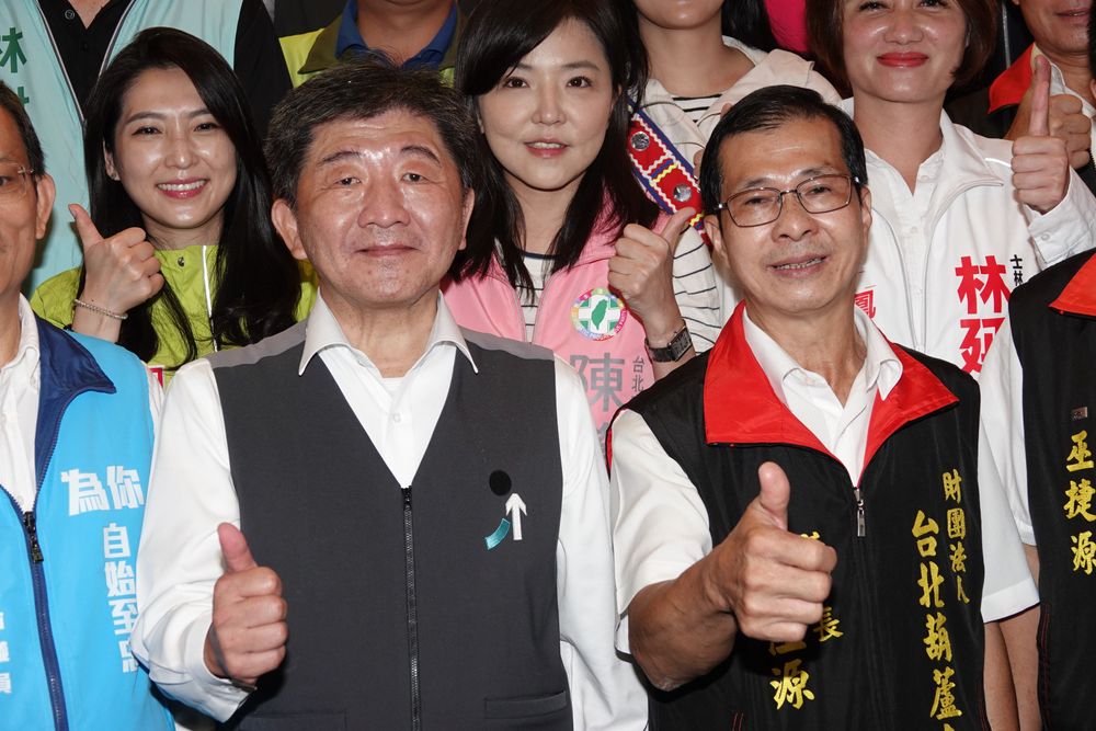 陳時中（前左）強調，當市長要有經驗、肯做事。陳德興攝