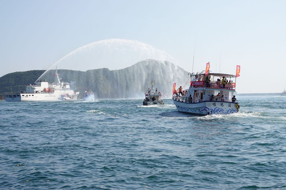 百艘海上遶境船隻陸續出港，海巡新竹艦噴水祈福。林泊志攝
