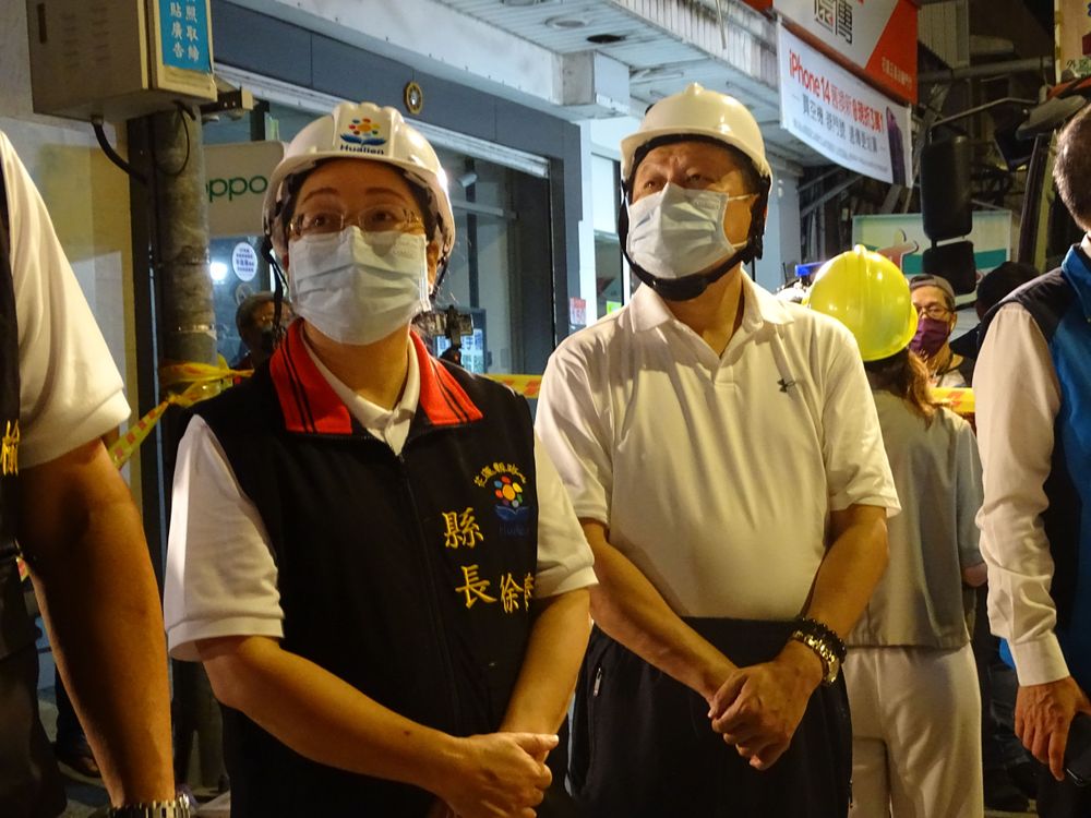 花蓮縣場徐榛蔚（左）與立委傅崐萁前來現場視察。江孟謙攝