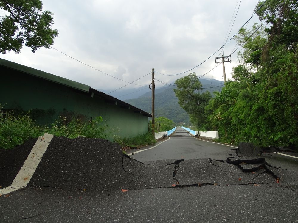 崙天大橋地面多處隆起。江孟謙攝
