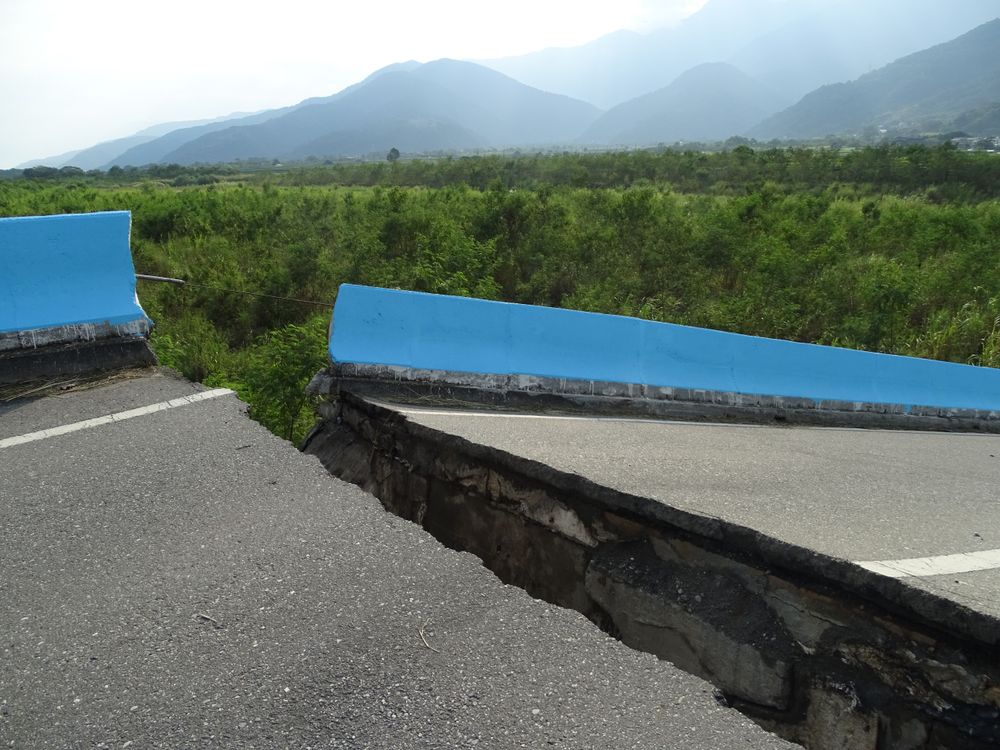 崙天大橋橋面斷開。江孟謙攝