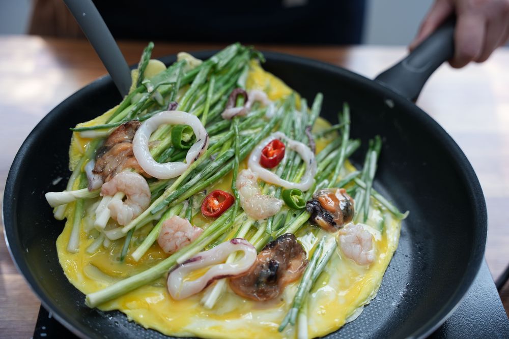 使用釜山在地海鮮製作的「海鮮煎餅」不僅好看也好吃。黃盈甄攝