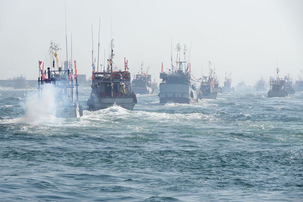 百艘海上遶境船隻魚貫出港。林泊志攝