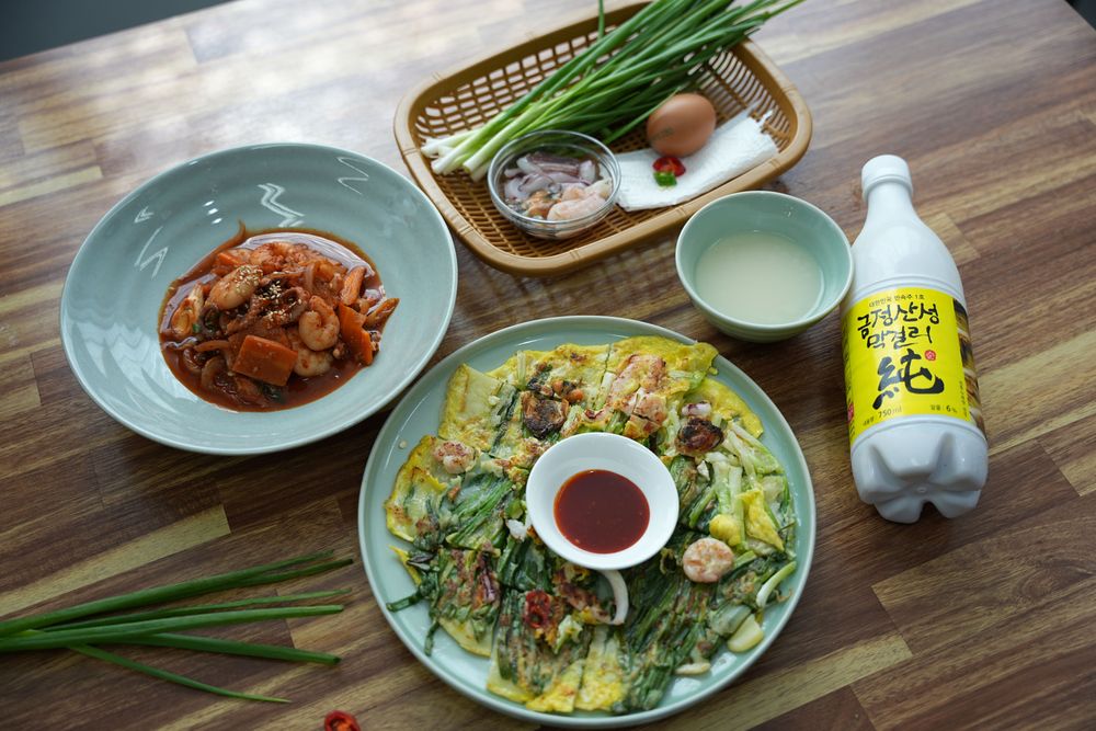 體驗者可品嘗自己製作的料理，並搭配在地特色米酒。黃盈甄攝