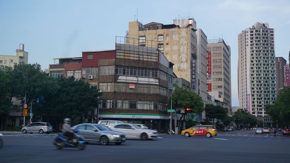 文化中心生活圈各項生活機能均已完善，為高雄早期豪宅聚落。葉家銘攝