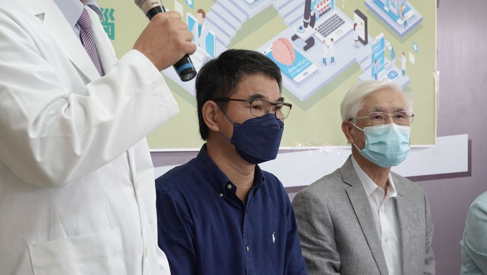 劉建國撐過確診苦痛，出席記者會戴妥口罩，持續做好防疫工作。魏嘉良攝