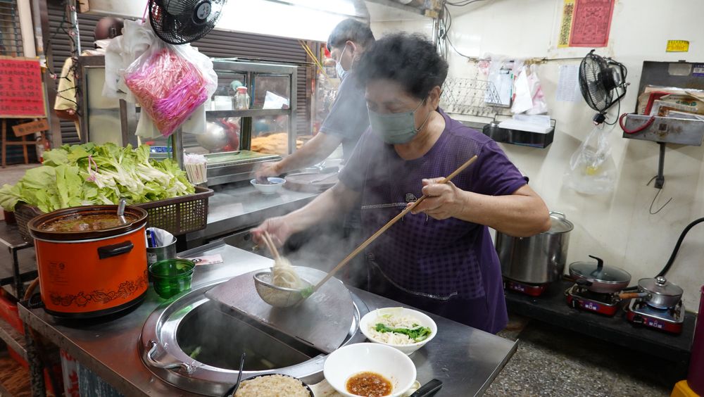 80歲謝母身手俐落煮麵拿捏火候，毫不含糊。魏嘉良攝