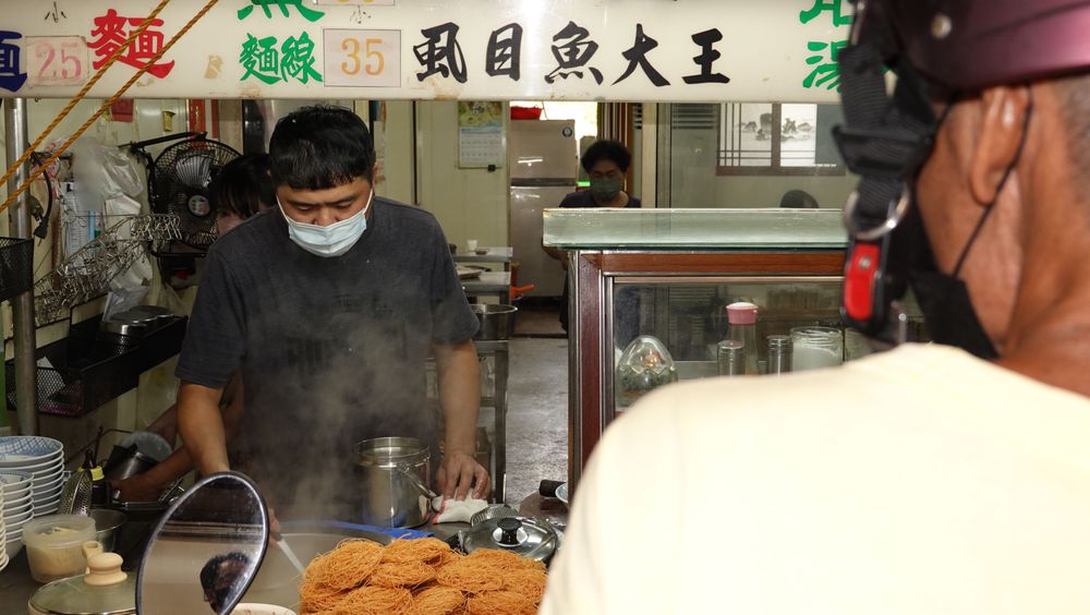 客人提早來買，謝宏昌也煮好魚湯供應，盡量滿足客人需求。魏嘉良攝