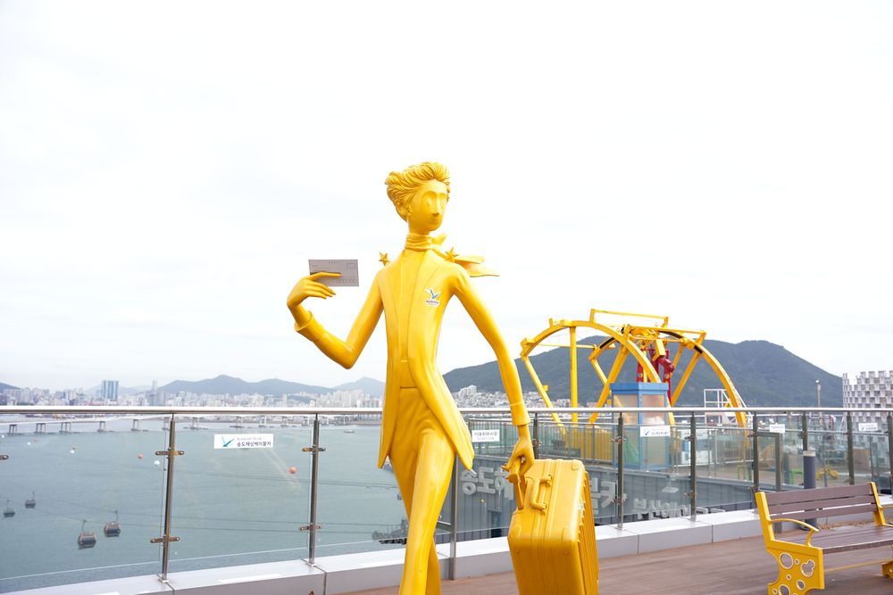 岩南公園一側纜車站外有許多可愛的拍照裝置。黃盈甄攝