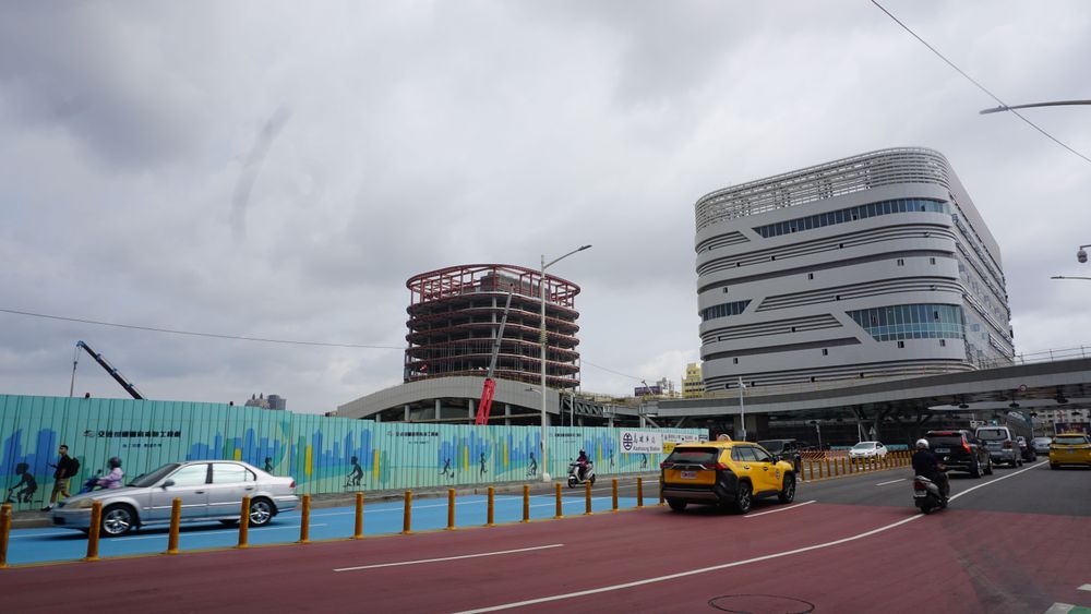 高雄車站商圈目前新站施工中，未來將有商辦與旅館等規劃。葉家銘攝