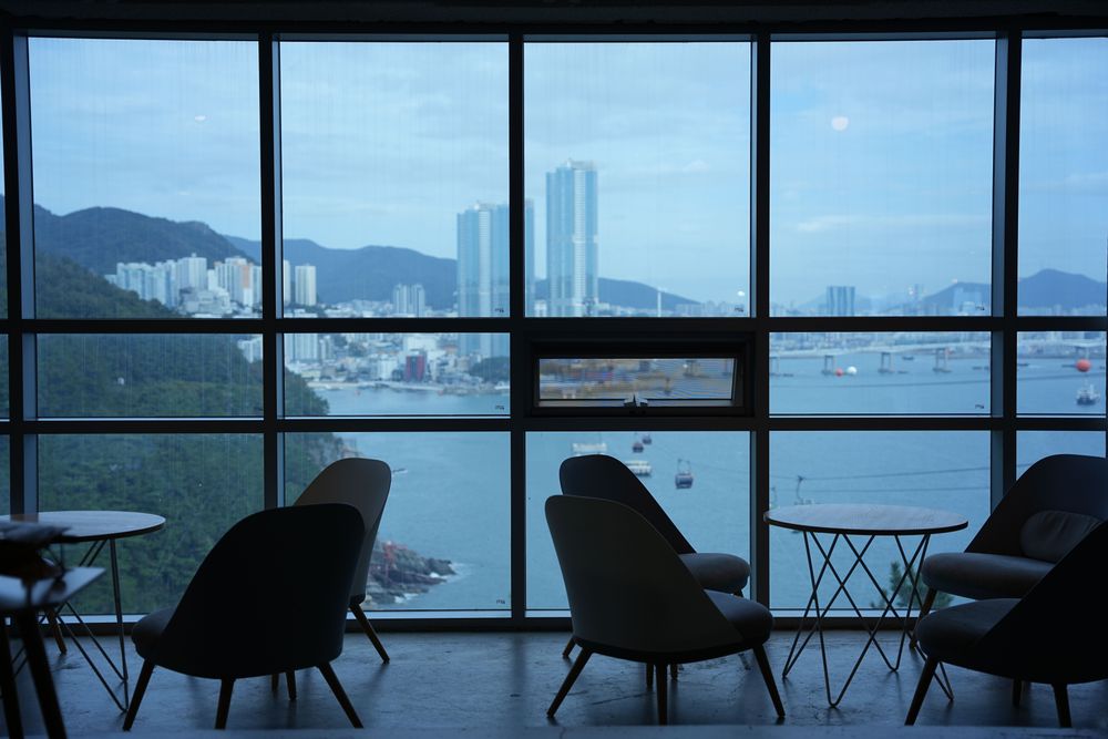 纜車站內的海景咖啡視野超好。黃盈甄攝