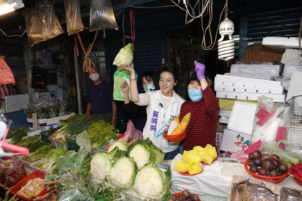 黃珊珊走訪直興市場。陳德興攝