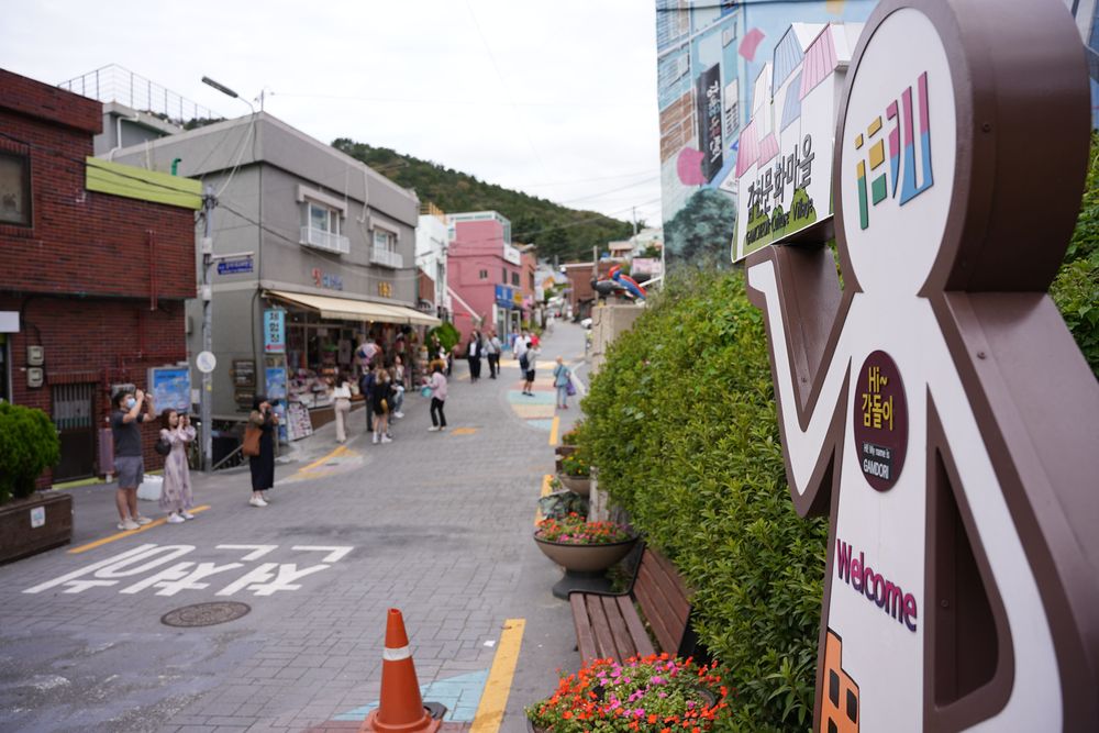 「甘川文化村」鄰近釜山南浦洞，乘坐「釜山地鐵1號線」至「土城站」轉乘巴士或計程車即可抵達。黃盈甄攝