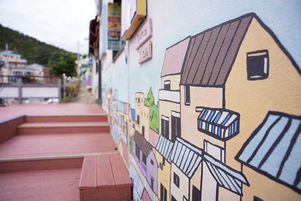 街道上隨處可見可愛的壁畫。黃盈甄攝