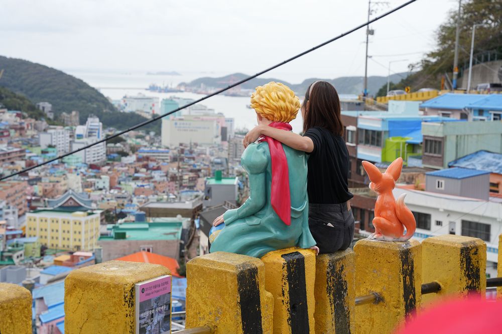 來「甘川文化村」一定要跟「小王子」來張合照。黃盈甄攝