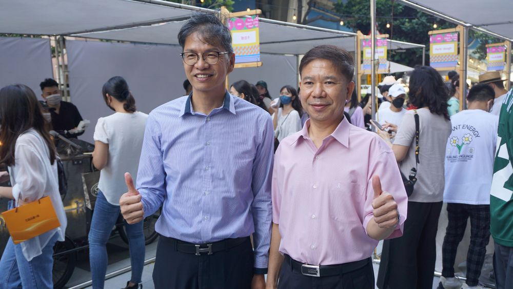 芳崗建設董事長林達標(右)指出，左營高鐵特區將全面房價坐4望5。葉家銘攝