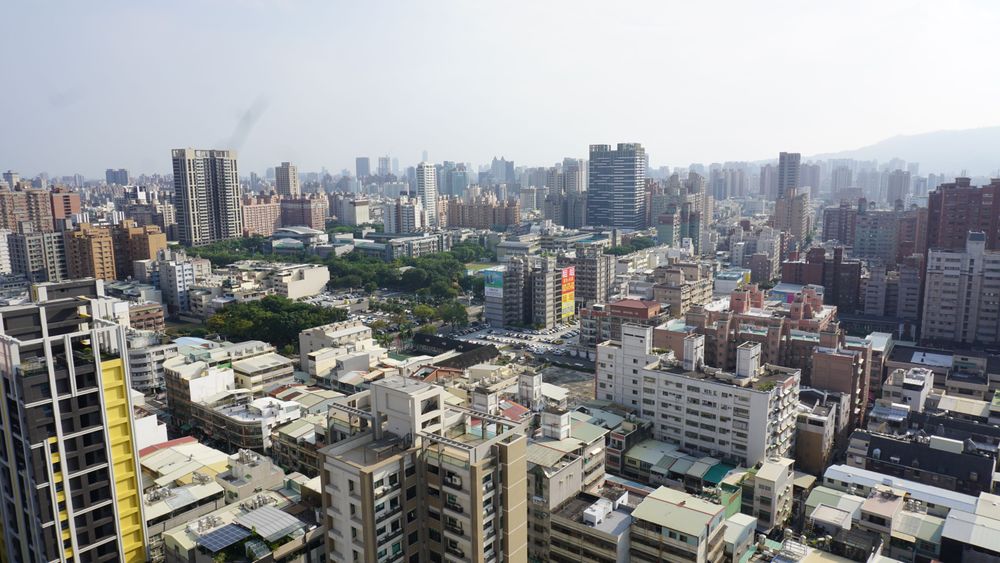 高雄待售戶將達2.2萬戶，購屋族能否接受高漲房價仍待商榷。葉家銘攝