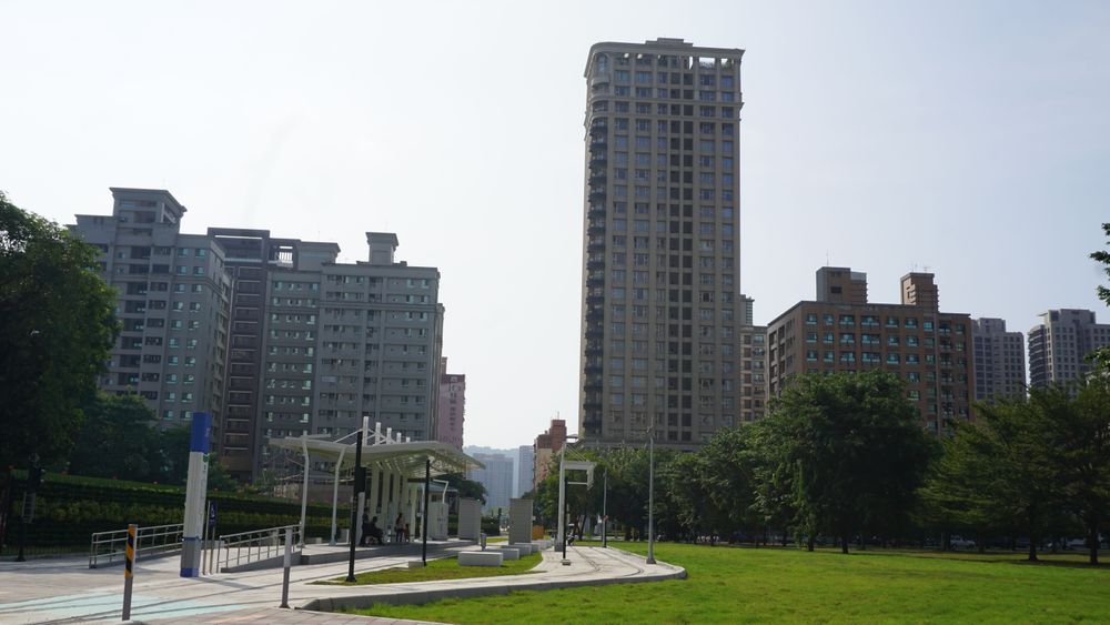 農16特區未來還有多場百貨開發案陸續完工，屆時周邊地價與房價將呈現大幅上揚。葉家銘攝