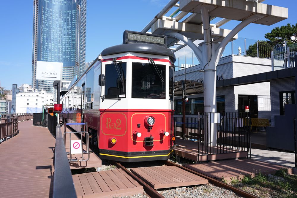 「海岸列車」行駛於平面軌道，列車座位為自由席。黃盈甄攝
