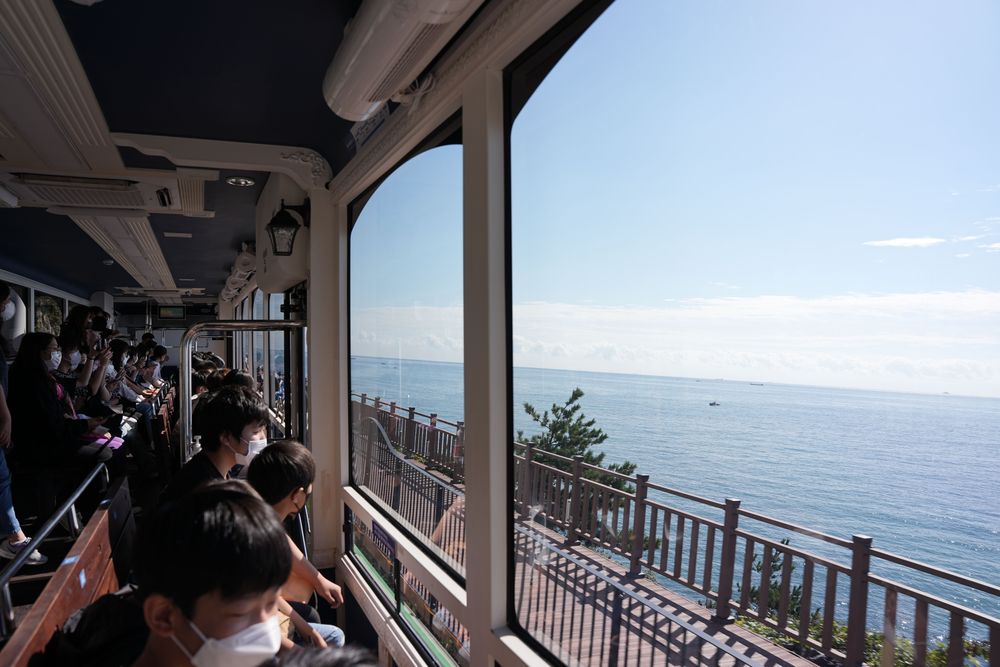 行駛於平面軌道的「海岸列車」所有座位皆面窗。黃盈甄攝