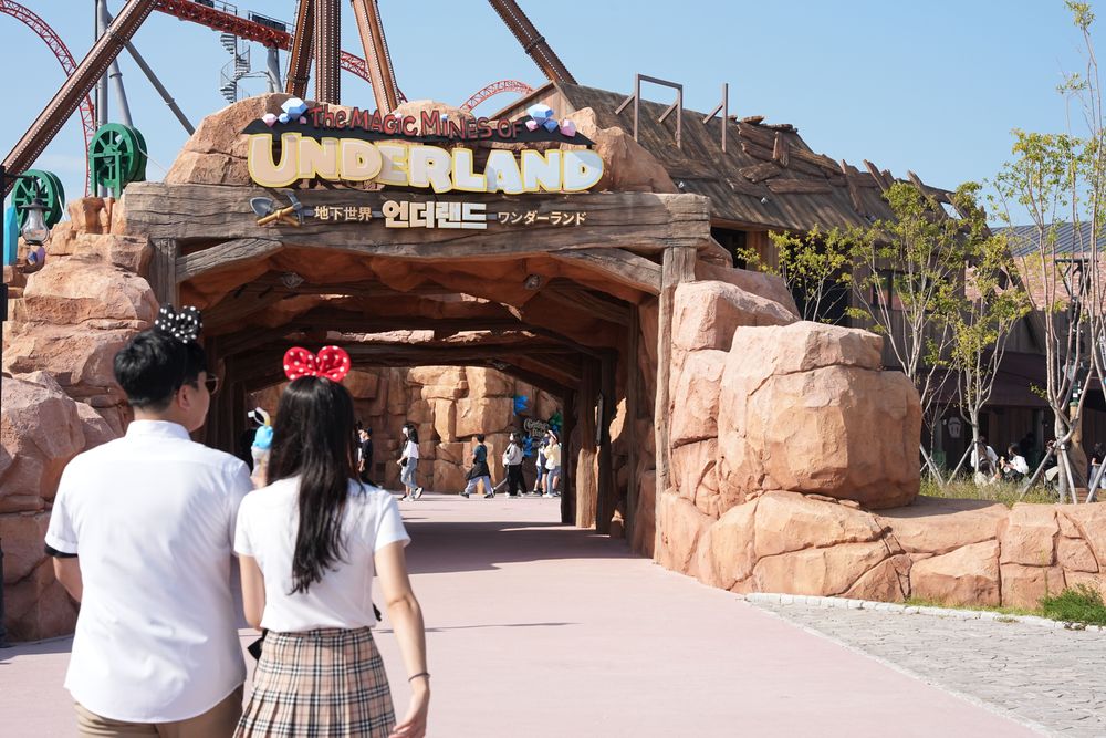 韓國非常流行租借學生制服遊樂園。黃盈甄攝