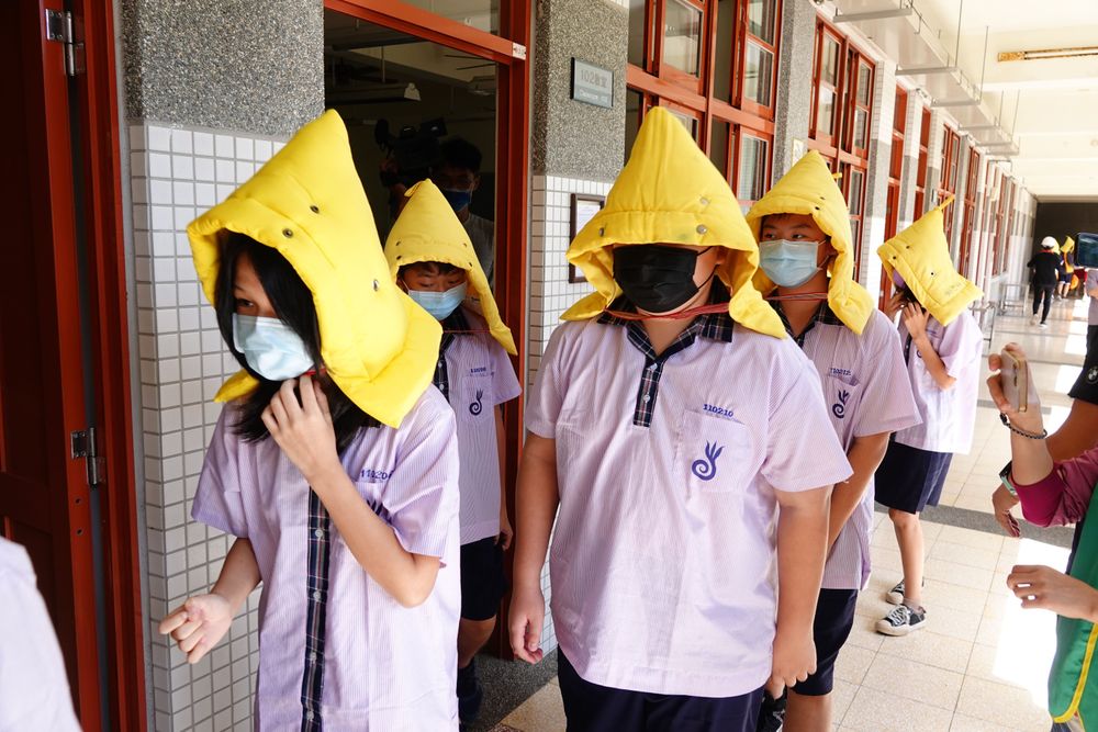 學生戴防災頭套疏散避難。林泊志攝