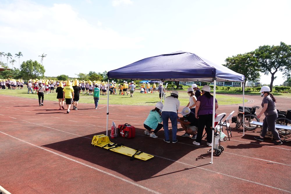 學生疏散到操場。林泊志攝