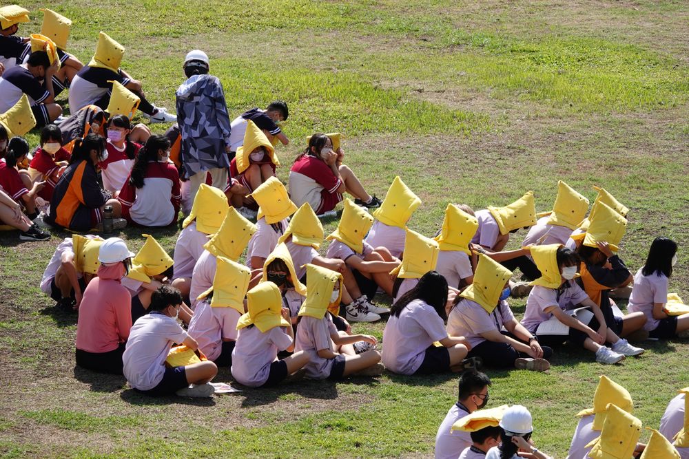 學生疏散到操場避難。林泊志攝