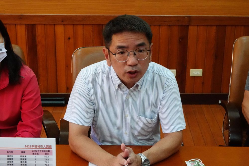 民進黨宜蘭縣長參選人江聰淵批「不適任的縣長該下台」。林泊志攝