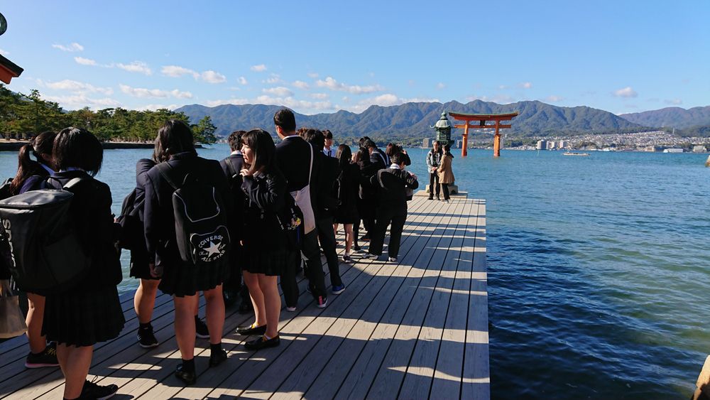 嚴島神社的海上鳥居是拍照熱門景點。張翠蘭攝