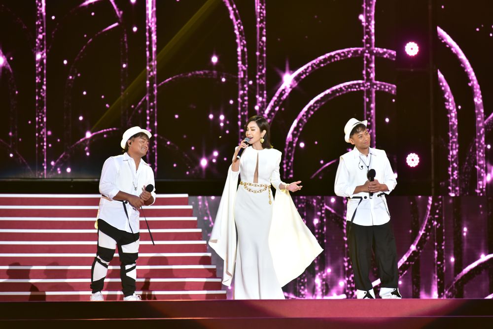 陳美鳳典雅白色禮服，小露南半球，表演共換３套衣服治裝費相當大手筆。三立提供