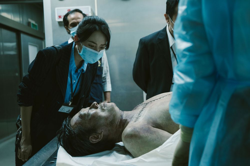 李沐（左）在劇中檢驗王嵐申屍體。三禾行銷提供