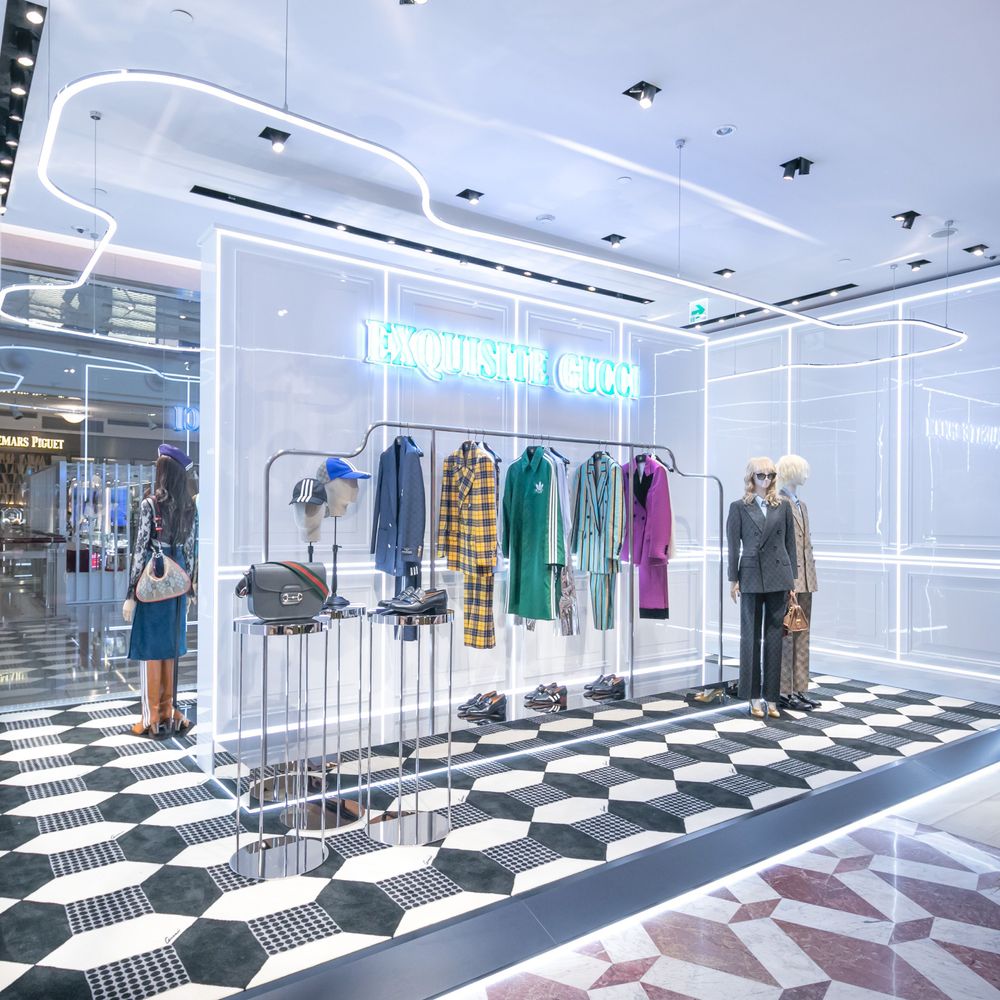 Exquisite GUCCI店中店藉由哈哈鏡和鏡像的相映和反射概念,觸發多面向的變形、扭曲轉化出的無窮組合,相映新裝配件的不拘一格樣貌。品牌提供