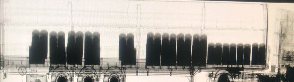 俄國公布炸橋的卡車X光照片,顯示內部裝滿炸藥。翻攝推特@DrazaM33