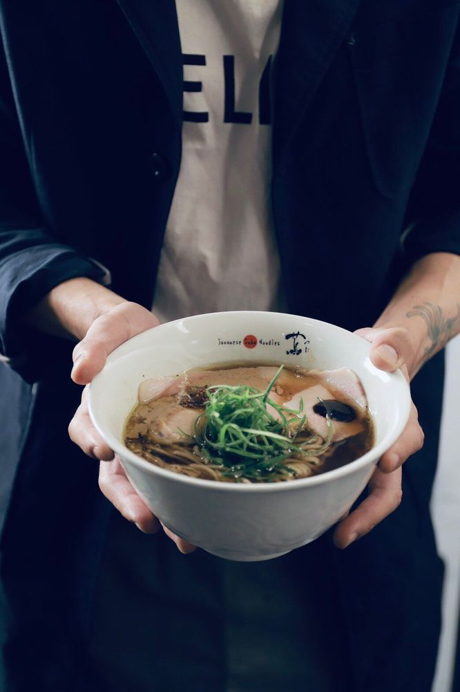 「Japanese Soba Noodles 蔦」2016年摘下米其林一星,成為全球首間奪星的拉麵店。翻攝推特@tsutainfo